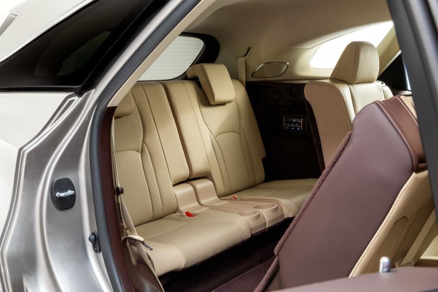 Интерьер Lexus RX350L 2018 года  (NA) (фото 4 из 51)